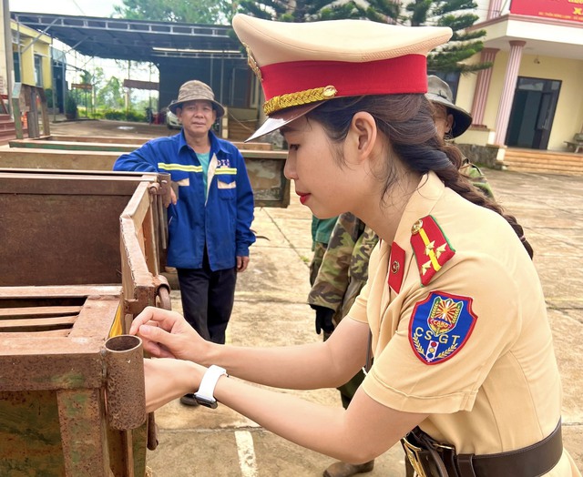 CSGT vào tận nương rẫy để dán decal phản quang cho xe công nông, máy cày- Ảnh 1.