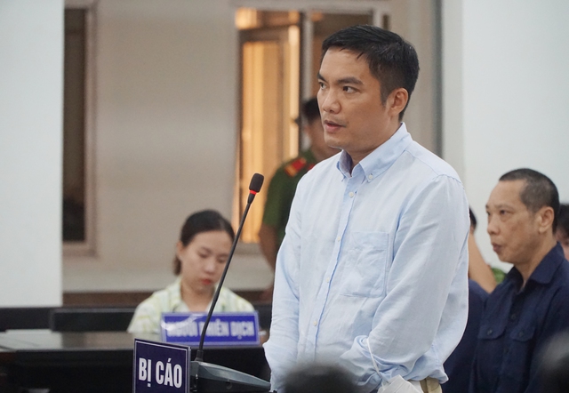 Cựu cán bộ công an 'bảo kê sòng bạc' ở Nha Trang lãnh 4 năm tù- Ảnh 1.