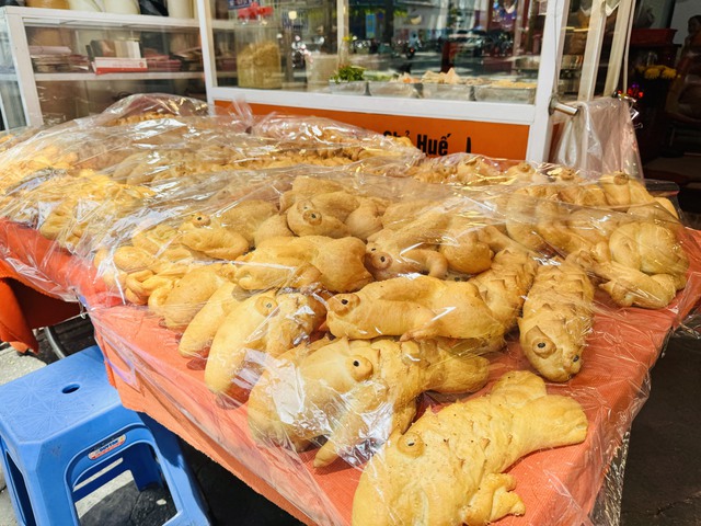 Bánh mì cá sấu khổng lồ ở TP.HCM hết lạ nhưng ông chủ quyết không nghỉ bán- Ảnh 2.