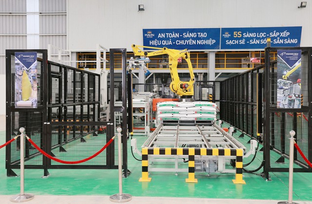 Robot đóng bao thức ăn tự động tại Nhà máy sản xuất thức ăn chăn nuôi của Tập đoàn Mavin tại H.Châu Thành, Đồng Tháp