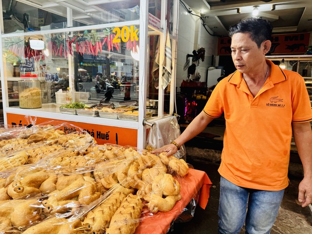 Bánh mì cá sấu khổng lồ ở TP.HCM hết lạ nhưng ông chủ quyết không nghỉ bán- Ảnh 1.
