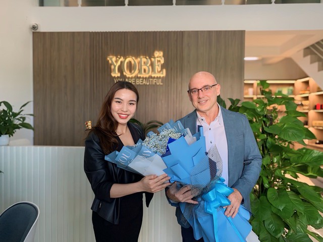 CEO YOBE - Nguyễn Thúy Hường cùng ông Dan Neary, Phó Chủ tịch Khu vực châu Á - Thái Bình Dương của Meta