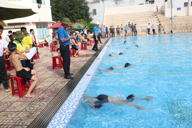 Trẻ em học bơi, kỹ năng sinh tồn ở TP.HCM chống đuối nước: Đủ chọn lựa bình dân- Ảnh 1.