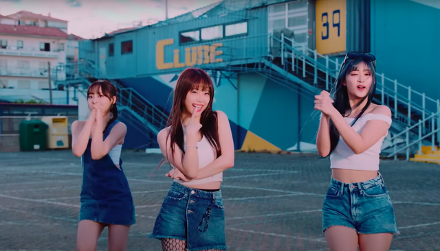 MV của nhóm nhạc nữ Kpop bị chỉ trích phản cảm vì quá khêu gợi- Ảnh 2.