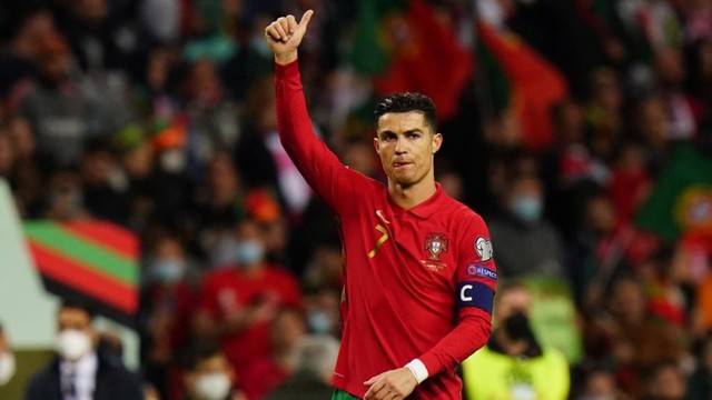 Tranh cãi nảy lửa về vị thế của Ronaldo: Nên đá chính hay ngồi dự bị?- Ảnh 2.
