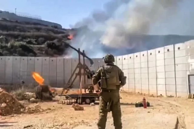 Israel dùng máy bắn đá thời Trung cổ phóng đạn lửa vào Li Băng- Ảnh 1.
