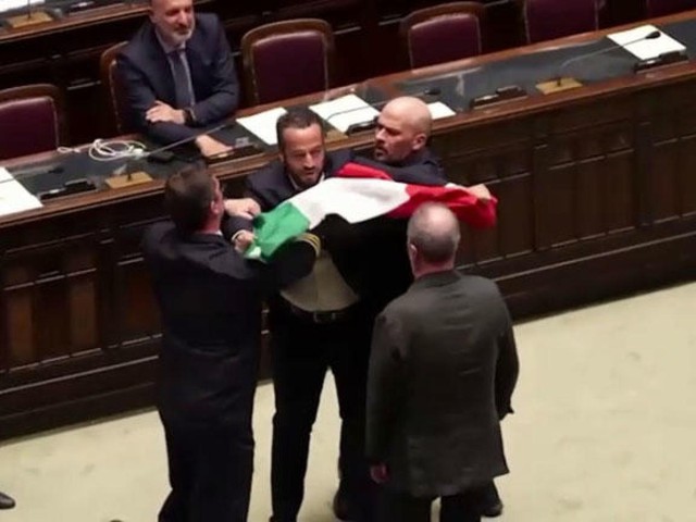 Ẩu đả nảy lửa ở Quốc hội Ý, một nghị sĩ ra về bằng xe lăn- Ảnh 1.