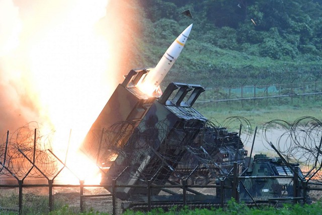 Tên lửa ATACMS giúp Ukraine 'dọn đường' đón tiêm kích F-16?- Ảnh 1.