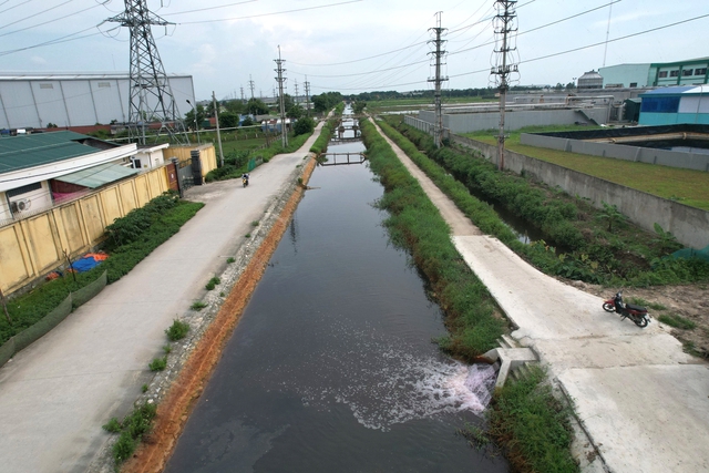 Khắc phục tình trạng nước thải KCN màu hồng đổ ra Bắc Hưng Hải trước 30.6- Ảnh 1.