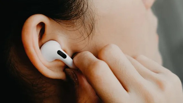 iOS 18 cho tùy chỉnh mức độ khử tiếng ồn của tai nghe AirPods- Ảnh 1.