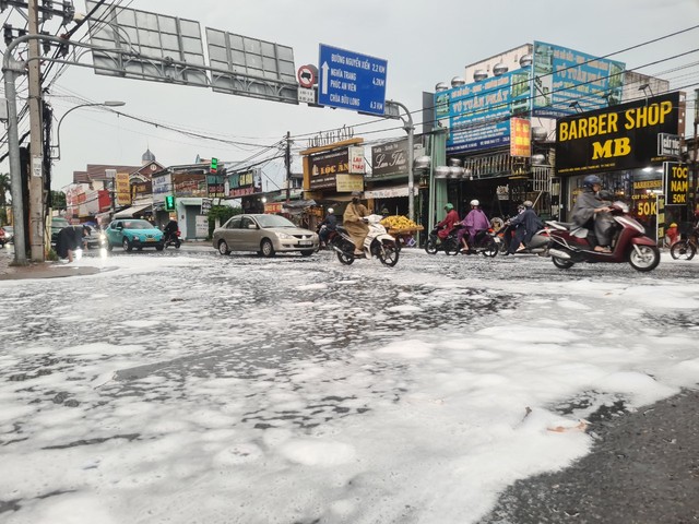 Hoang mang vì bọt trắng tràn ra đường sau mưa ở TP.Thủ Đức- Ảnh 7.