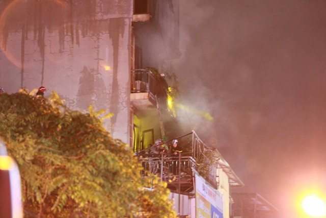 Cháy lớn ở ngôi nhà 6 tầng ở Hà Nội, nghi có người mắc kẹt- Ảnh 10.