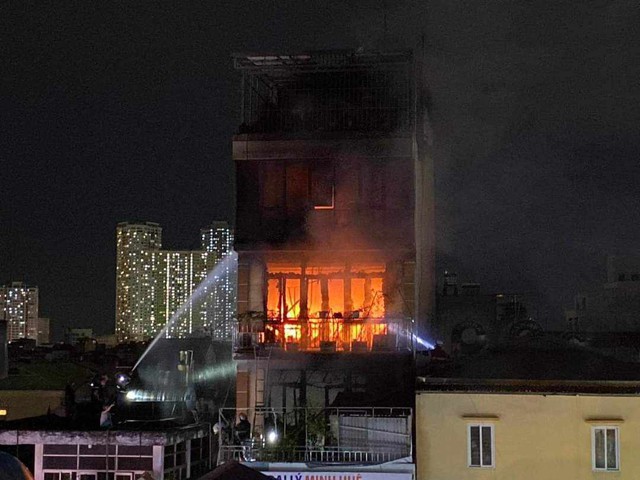 Cháy lớn ở ngôi nhà 6 tầng ở Hà Nội, nghi có người mắc kẹt- Ảnh 1.