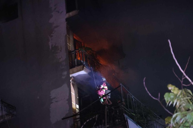 Cháy lớn ở ngôi nhà 6 tầng ở Hà Nội, nghi có người mắc kẹt- Ảnh 3.