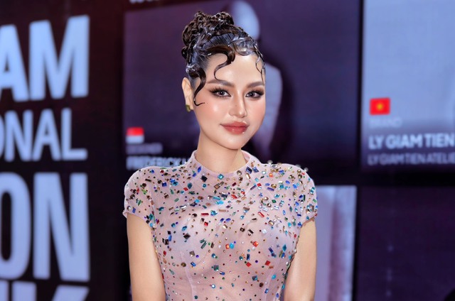 Hoa hậu Di Khả Hân mặc gợi cảm, khoe dáng trên thảm đỏ- Ảnh 1.