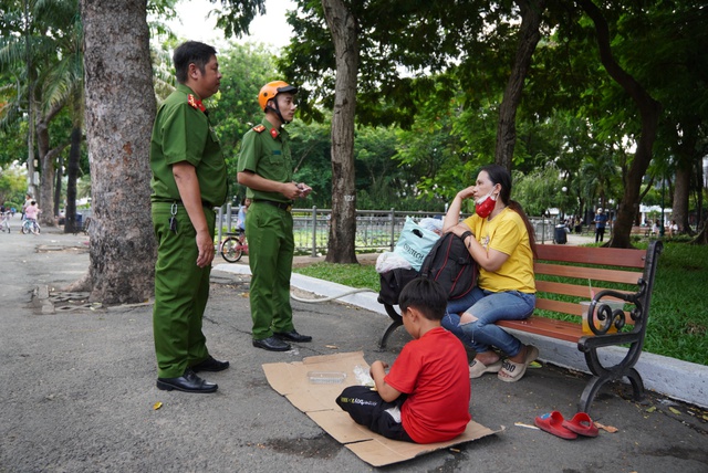 Công an TP.HCM ra quân xử lý người chăn dắt trẻ em xin ăn- Ảnh 5.