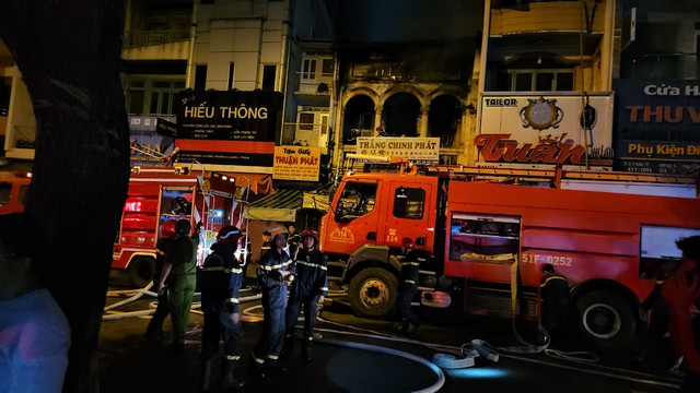 Cháy lớn cửa hàng bán giấy gần chợ Kim Biên- Ảnh 1.