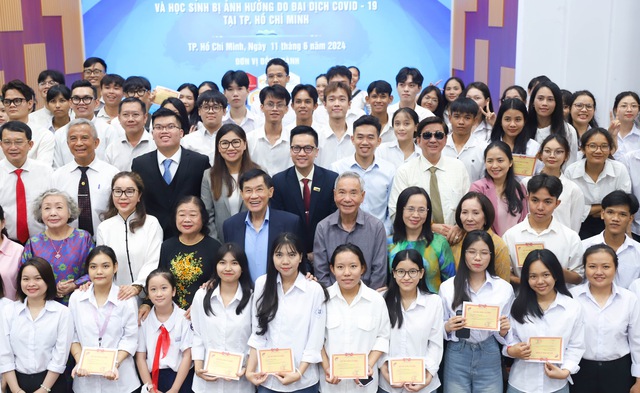 Ông Johnathan Hạnh Nguyễn đã tài trợ cho Quỹ học bổng Vừ A Dính 20 tỉ đồng- Ảnh 2.