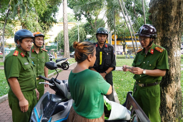 Công an TP.HCM ra quân xử lý người chăn dắt trẻ em xin ăn- Ảnh 2.