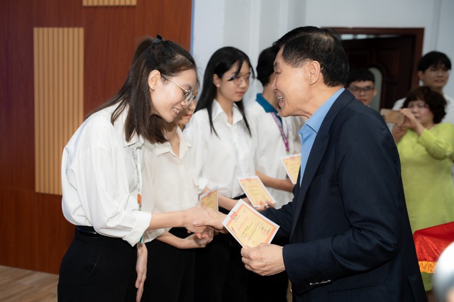 Ông Johnathan Hạnh Nguyễn đã tài trợ cho Quỹ học bổng Vừ A Dính 20 tỉ đồng- Ảnh 1.