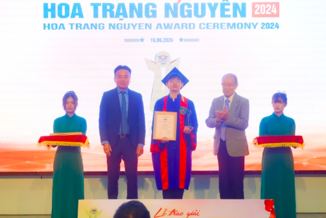 53 học sinh giỏi quốc gia và cấp tỉnh được nhận giải thưởng Hoa Trạng Nguyên- Ảnh 1.