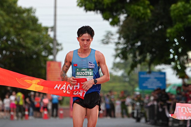 VĐV Nguyễn Trung Cường, Nguyễn Thị Oanh về nhất cự ly 21 km giải Quảng Trị Marathon- Ảnh 2.