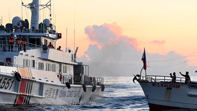 Trung Quốc - Philippines 'căng như dây đàn' ở Biển Đông- Ảnh 1.