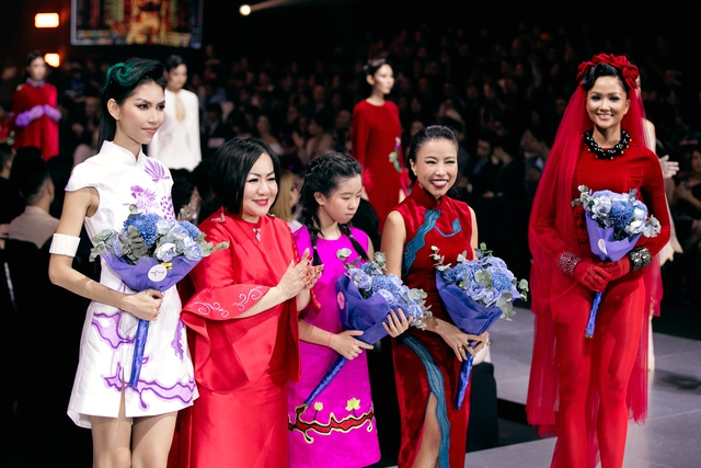 Vũ Việt Hà có show diễn ấn tượng nhất tuần lễ thời trang- Ảnh 19.