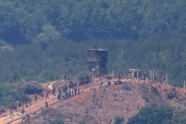 Hàn Quốc lại nổ súng sau khi nhóm binh sĩ Triều Tiên vượt giới tuyến- Ảnh 1.