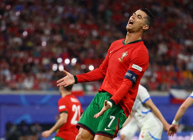 HLV Bồ Đào Nha tiết lộ sự thật về Ronaldo, HLV CH Czech thốt những điều cay đắng- Ảnh 1.