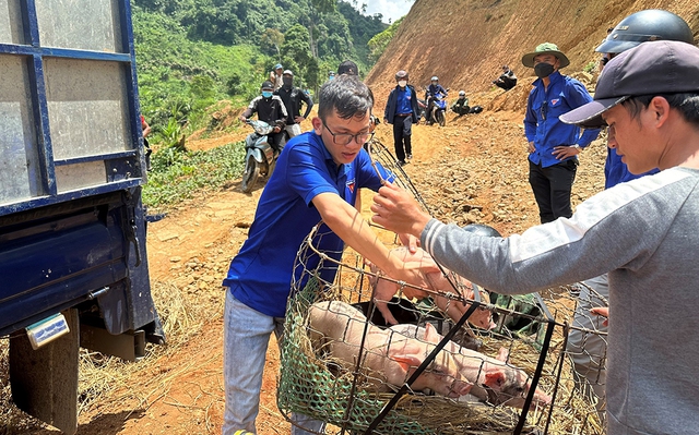 Chiếc cầu treo phá thế cô lập mùa mưa lũ- Ảnh 2.