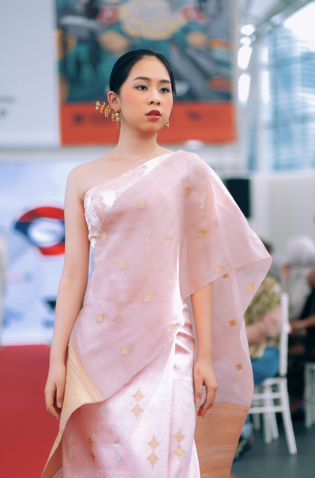 Mẫu teen Việt 17 tuổi gây sốt tại Tuần lễ Thời trang Quốc tế ASEAN- Ảnh 3.