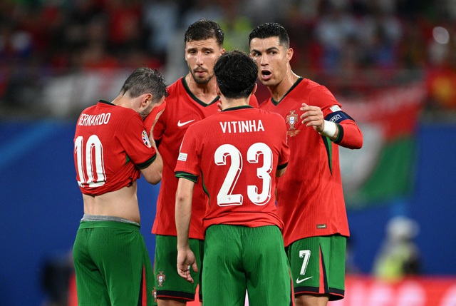 Nghịch lý: Cất Ronaldo lên ghế dự bị, Bồ Đào Nha sẽ… chơi hay hơn?- Ảnh 2.