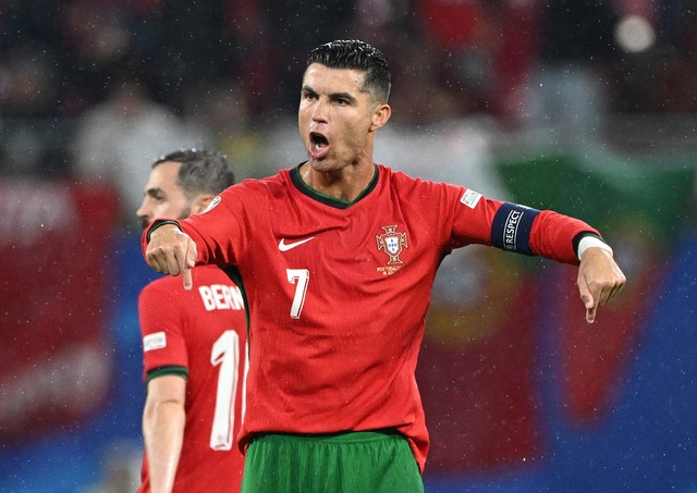 Nghịch lý: Cất Ronaldo lên ghế dự bị, Bồ Đào Nha sẽ… chơi hay hơn?- Ảnh 1.
