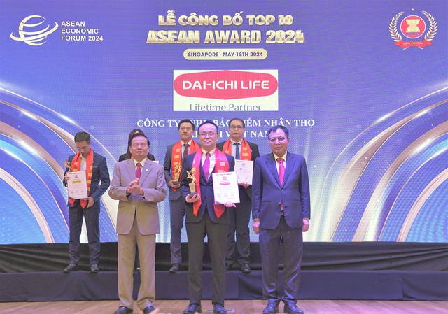 Ông Yoshihito Takahama - Phó tổng giám đốc Điều hành kiêm Phó Tổng Giám đốc Hành chính Tổng hợp Dai-ichi Life Việt Nam, nhận danh hiệu &quot;Top 10 Doanh nghiệp Tiêu biểu ASEAN 2024&quot; được tổ chức tại Singapore vào ngày 18.5.2024