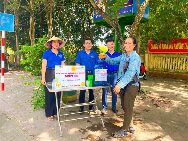 Mở điểm phục vụ nước uống miễn phí cho người đi đường trong những ngày nắng nóng- Ảnh 3.