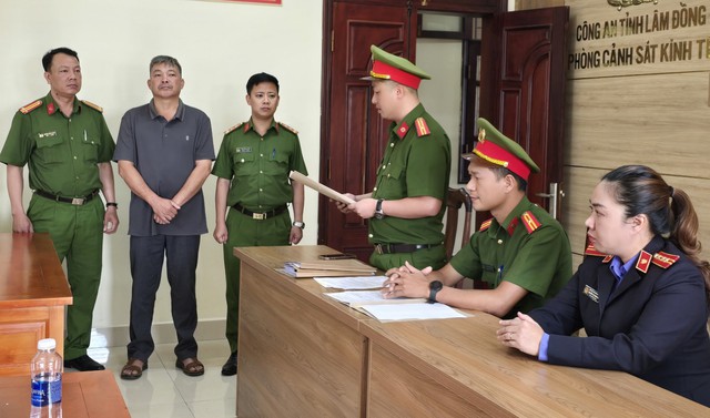 Lâm Đồng: Bắt giam 2 lãnh đạo xã liên quan vụ khai thác cát trái phép- Ảnh 1.