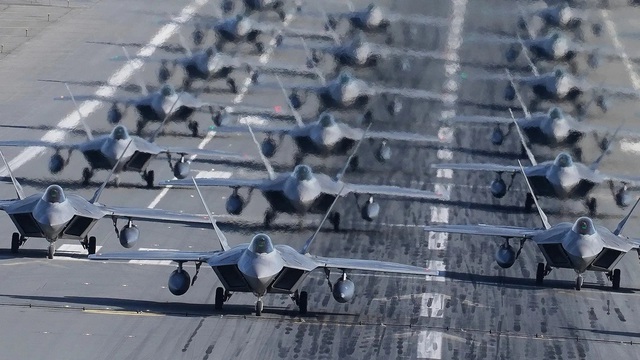 Tranh cãi kế hoạch loại biên tiêm kích 'Chim ăn thịt' F-22 của Không quân Mỹ- Ảnh 1.