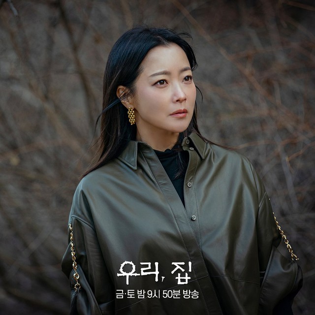 Kim Hee Sun U.50 vẫn đẹp lấn át đàn em kém 20 tuổi trong phim mới- Ảnh 1.