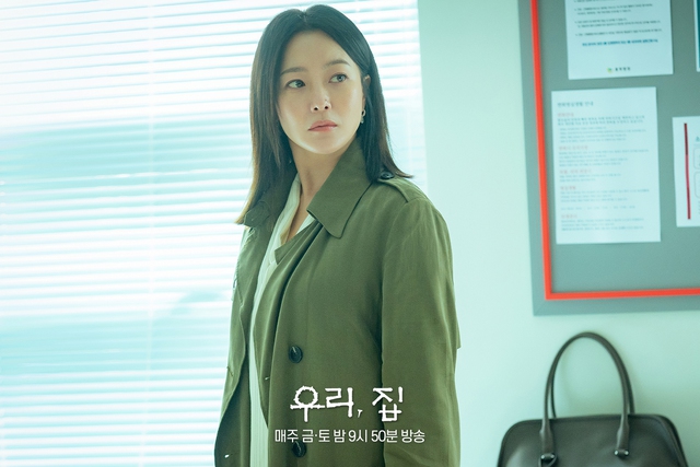 Kim Hee Sun U.50 vẫn đẹp lấn át đàn em kém 20 tuổi trong phim mới- Ảnh 2.