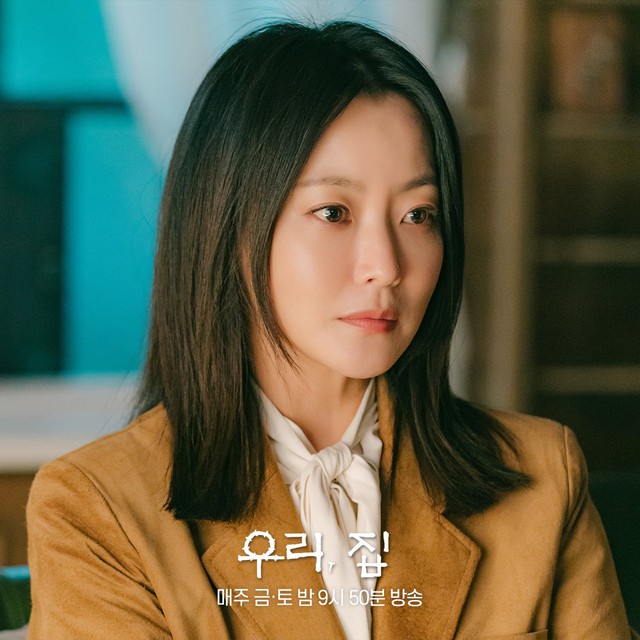 Kim Hee Sun U.50 vẫn đẹp lấn át đàn em kém 20 tuổi trong phim mới- Ảnh 4.