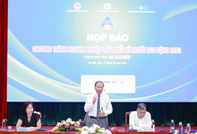 Công bố bảng xếp hạng doanh nghiệp tiêu biểu vì người lao động năm 2024- Ảnh 1. Công bố bảng xếp hạng doanh nghiệp tiêu biểu vì người lao động năm 2024- Ảnh 1.