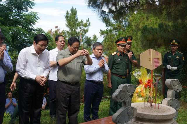 Thủ tướng Phạm Minh Chính viếng mộ Đại tướng Võ Nguyên Giáp ở Vũng Chùa - Đảo Yến- Ảnh 3.