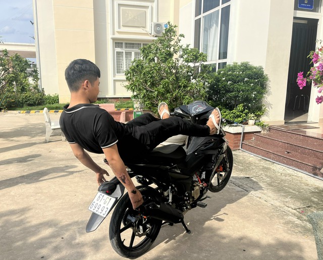 Bị phạt vì nằm ngửa chạy xe máy bằng 2 chân với tốc độ 120 km/giờ- Ảnh 2.