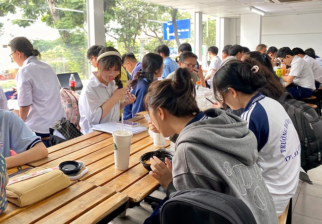Thói quen ăn vội vàng và những ảnh hưởng đến sức khỏe- Ảnh 1. Thói quen ăn vội vàng và những ảnh hưởng đến sức khỏe- Ảnh 1.