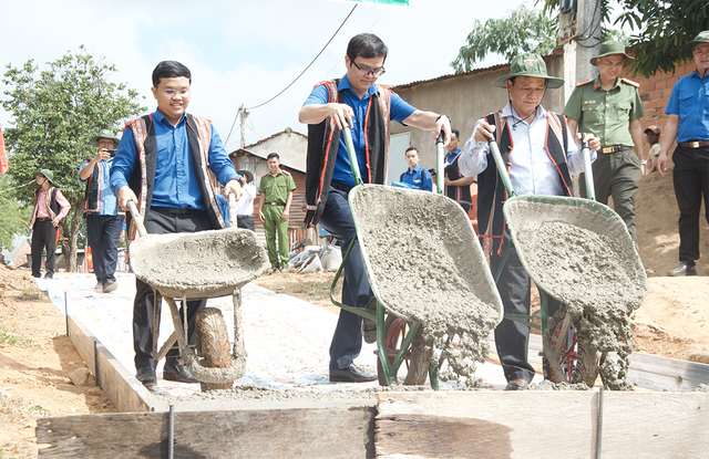 Kịp thời tuyên dương những thanh niên có năng lực để truyền cảm hứng cho buôn làng- Ảnh 2.