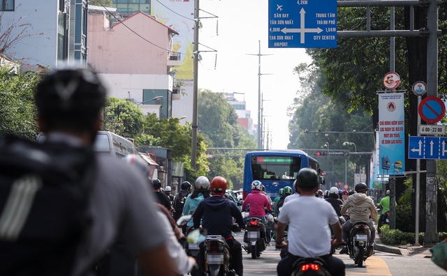 Sợ khó qua đường, xe máy quẹo trái khi đèn đỏ sẽ bị phạt thế nào?- Ảnh 1.