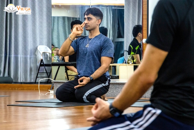 Có gì trong lớp yoga nam giới của HLV Ấn Độ từng quen mặt trên truyền hình?- Ảnh 1.