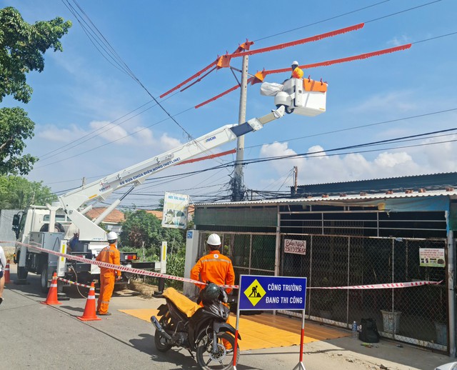 Công ty Điện lực Ninh Thuận: Đưa đội thi công sửa chữa Hotline 22kV vào hoạt động- Ảnh 3.