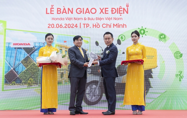 HVN và Vietnam Post bàn giao 130 xe điện giao hàng